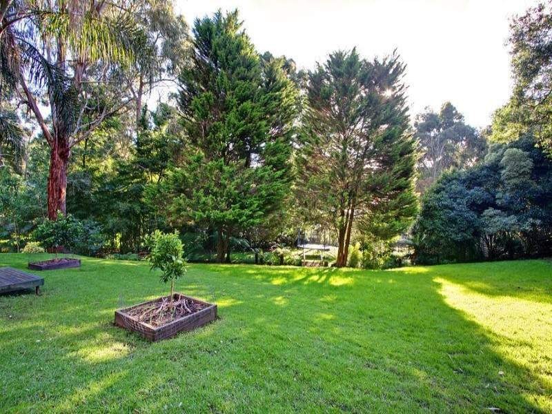 27 Heathfield Grove, Montrose VIC 3765