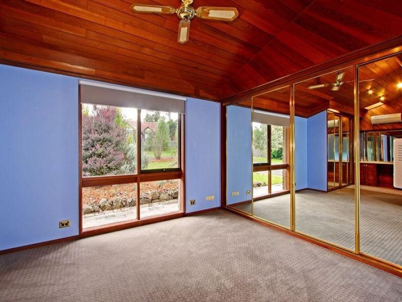 7 Oaktree Close, Mooroolbark VIC 3138