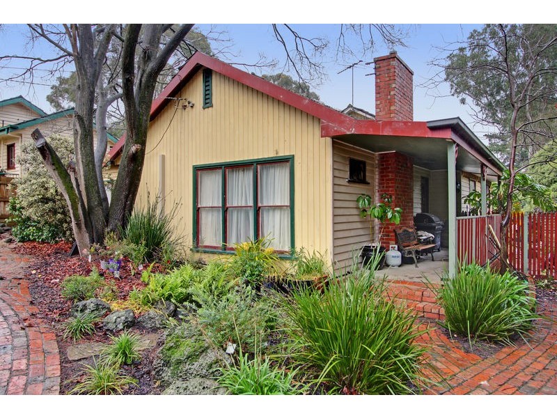 8 Moore Avenue, Croydon VIC 3136