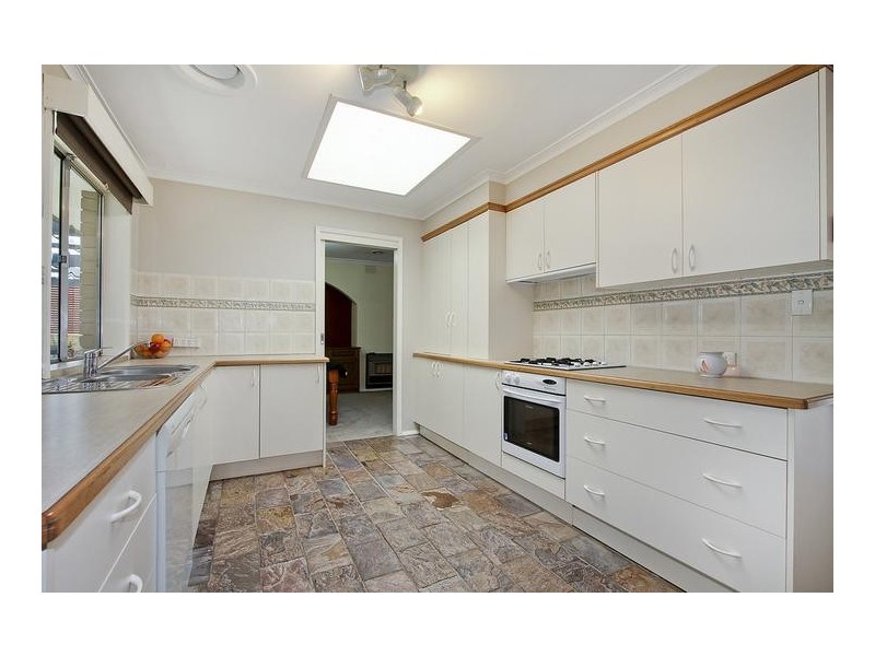 8 The Avenue, Montrose VIC 3765