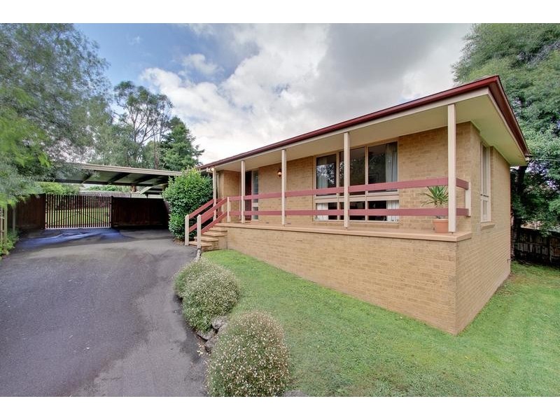 16 Rachael Drive, Mooroolbark VIC 3138