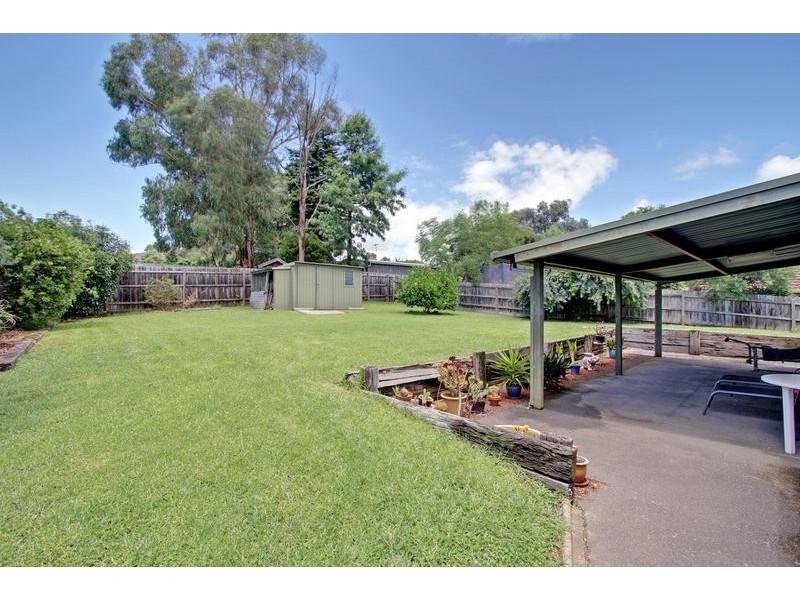 16 Rachael Drive, Mooroolbark VIC 3138