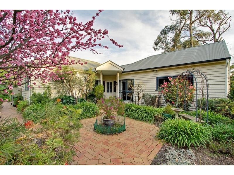 24 Glasgow Road, Kilsyth VIC 3137