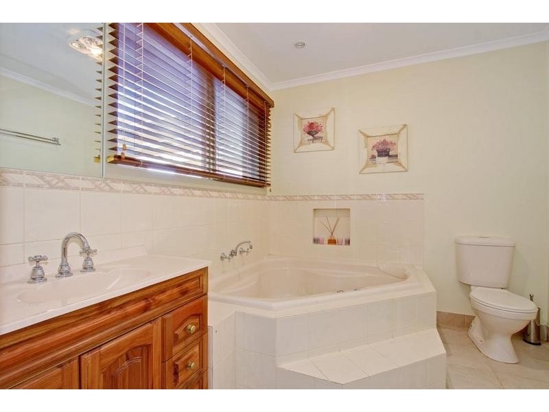 9 Landstrom Quadrant, Kilsyth VIC 3137