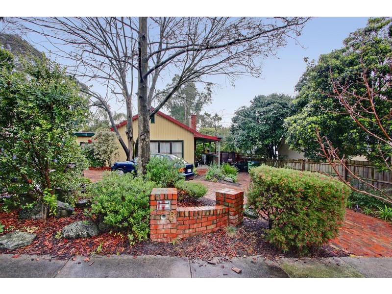 8 Moore Avenue, Croydon VIC 3136