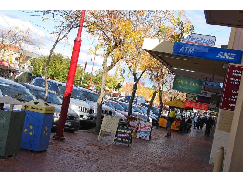 8 Moore Avenue, Croydon VIC 3136