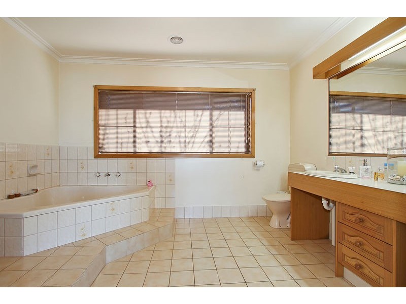 24 Neryl Court, Mooroolbark VIC 3138