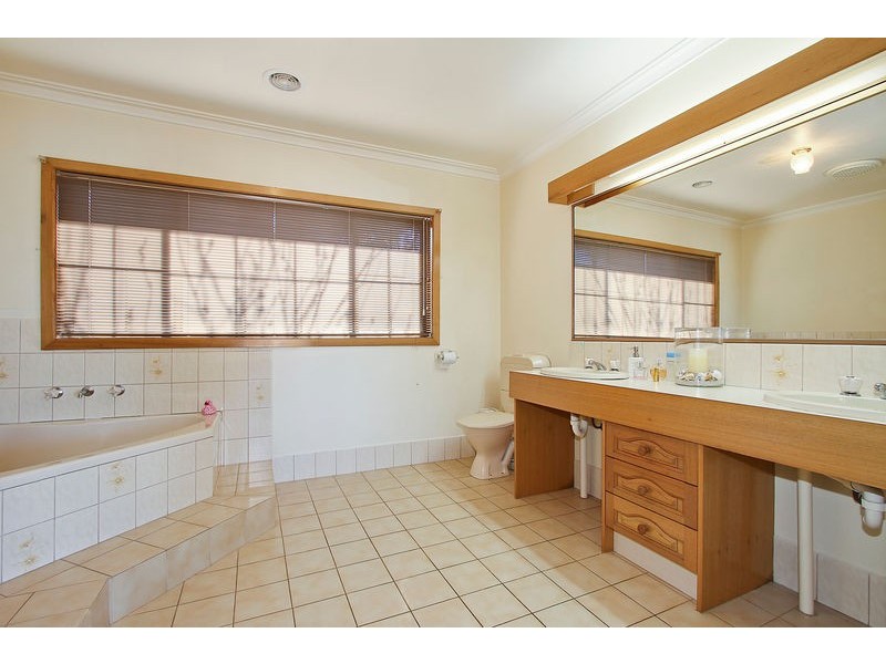24 Neryl Court, Mooroolbark VIC 3138