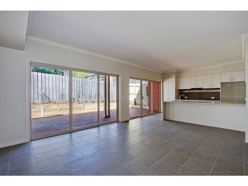 2/B Zina Grove, Mooroolbark VIC 3138