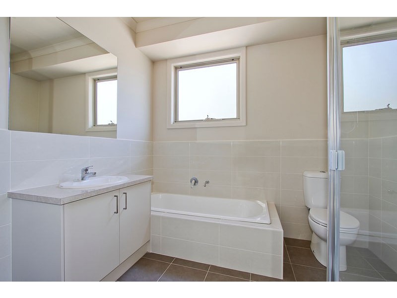 2/B Zina Grove, Mooroolbark VIC 3138