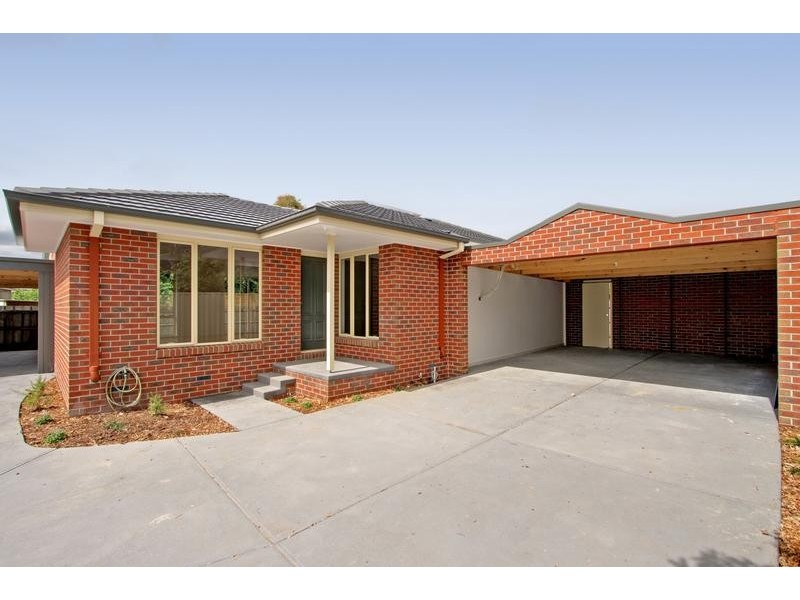 2/84 Country Club Drive, Chirnside Park VIC 3116