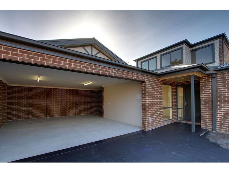 2/11 Kitchener Road, Croydon VIC 3136