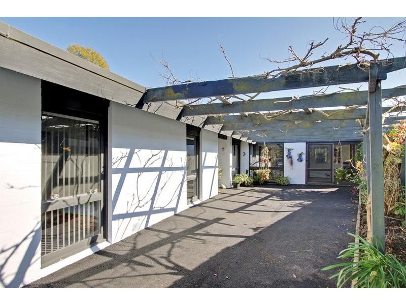 1 Woodpecker Pass, Chirnside Park VIC 3116