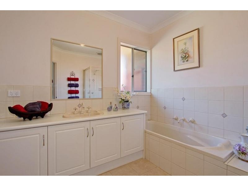 2/2 Edith Avenue, Croydon VIC 3136