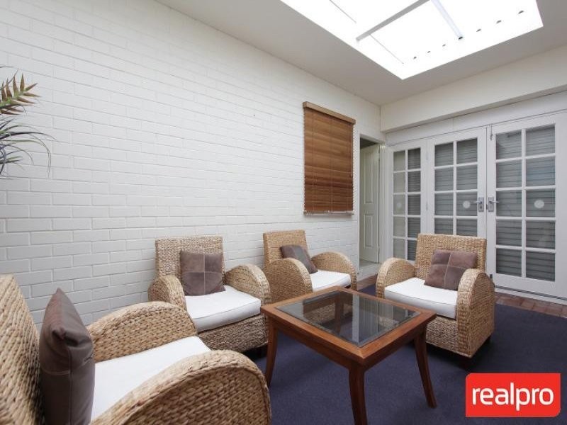 20 Letchworth Centre Avenue, Salter Point WA 6152