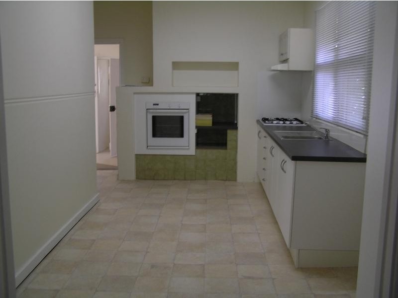 16 Fifth Road, Armadale WA 6112