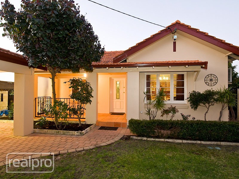 10 Bradshaw Crescent, Manning WA 6152
