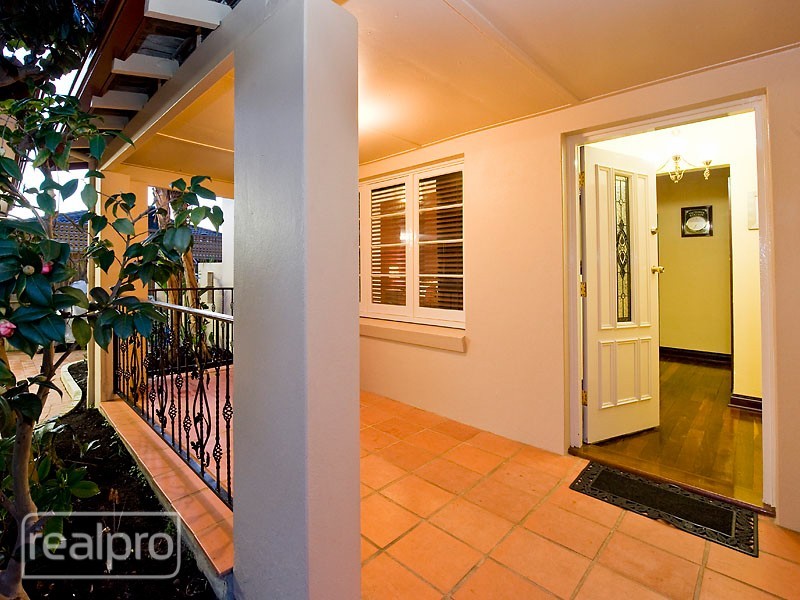 10 Bradshaw Crescent, Manning WA 6152