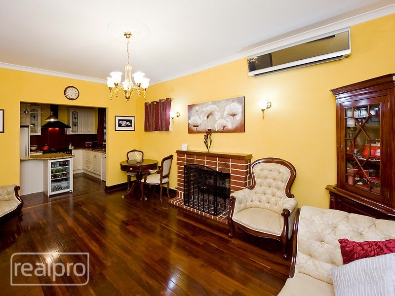 10 Bradshaw Crescent, Manning WA 6152