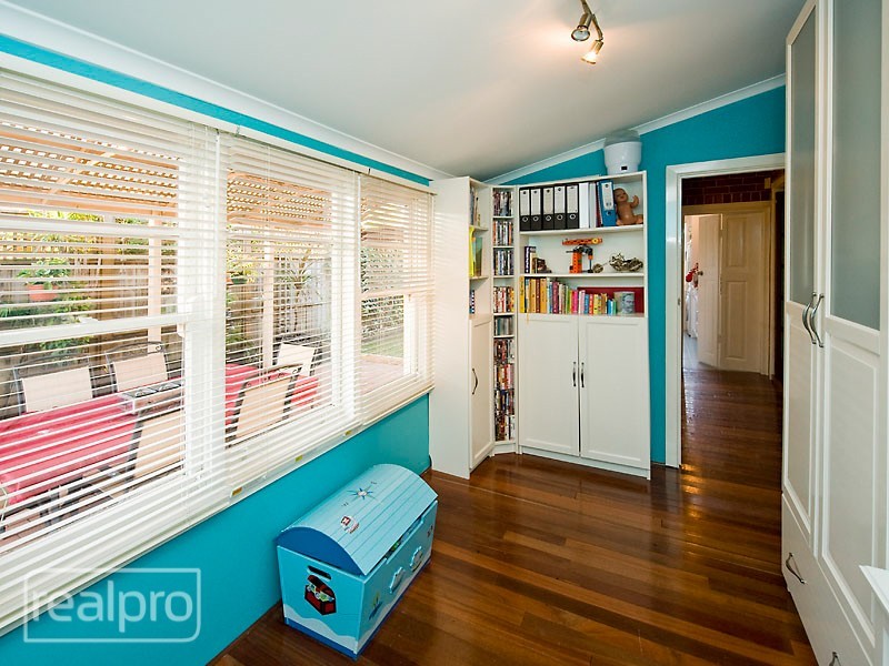 10 Bradshaw Crescent, Manning WA 6152