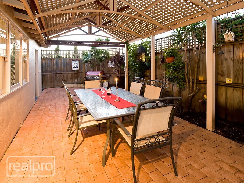 10 Bradshaw Crescent, Manning WA 6152