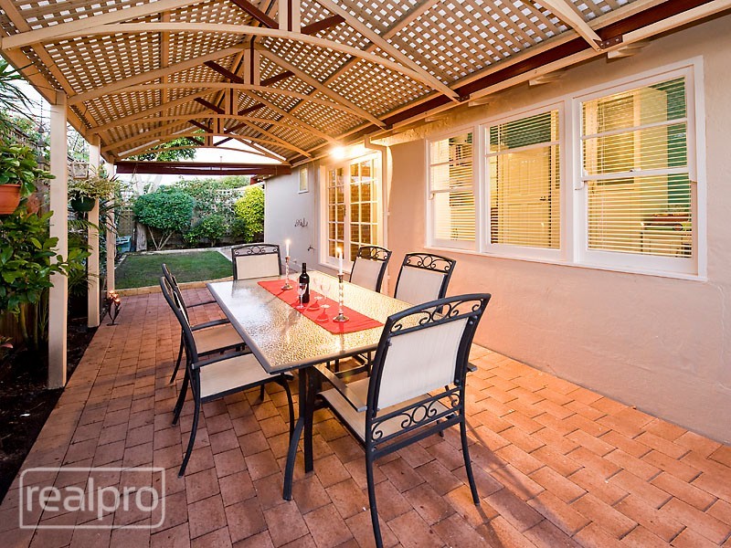 10 Bradshaw Crescent, Manning WA 6152