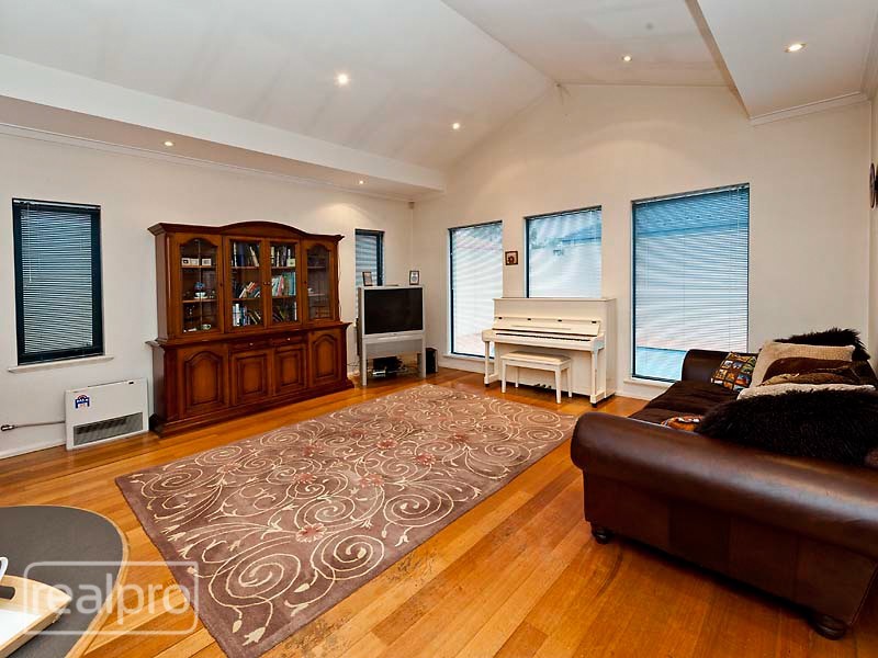 24 Cornish Crescent, Manning WA 6152