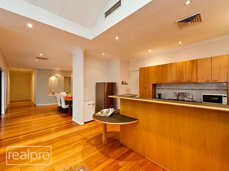 24 Cornish Crescent, Manning WA 6152