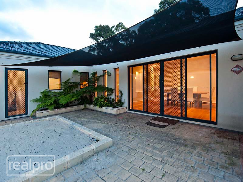 24 Cornish Crescent, Manning WA 6152