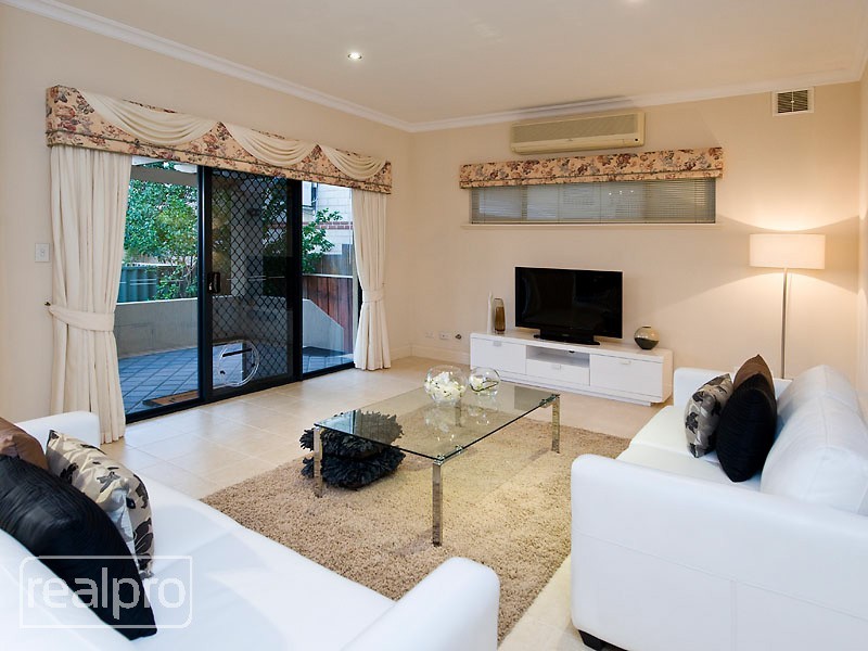 2 Klem Avenue, Salter Point WA 6152