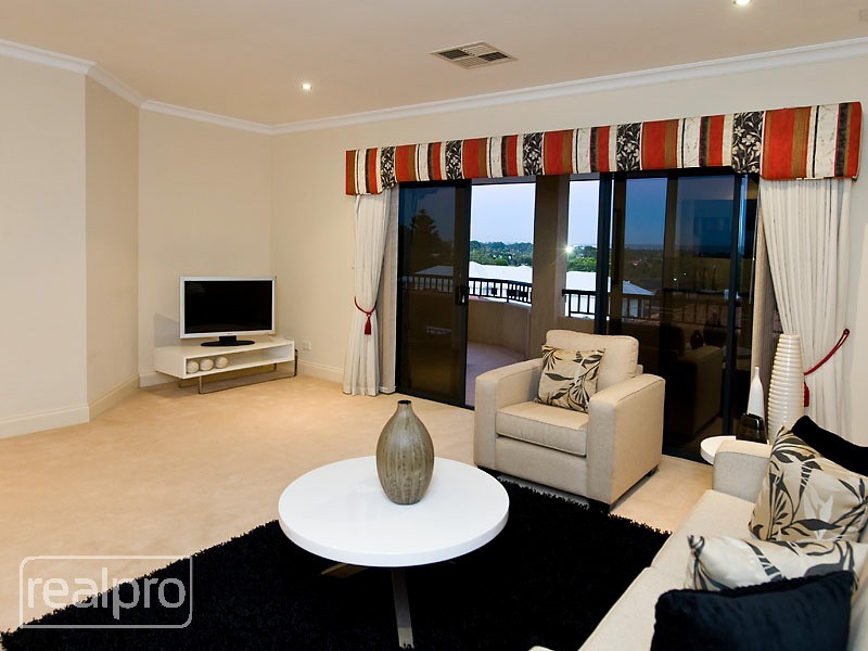 2 Klem Avenue, Salter Point WA 6152