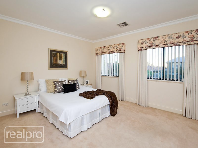 2 Klem Avenue, Salter Point WA 6152