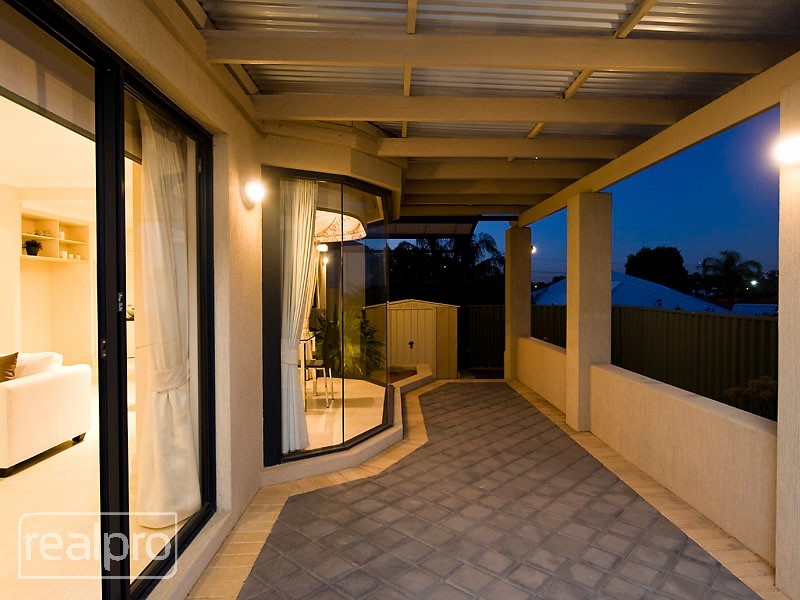 2 Klem Avenue, Salter Point WA 6152