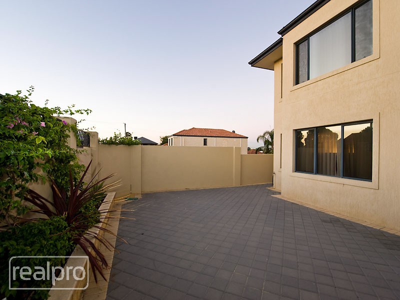 2 Klem Avenue, Salter Point WA 6152