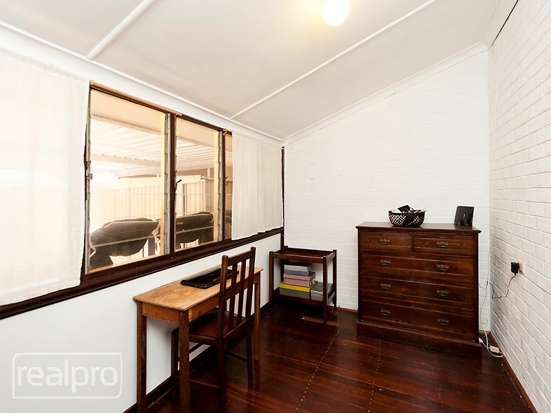 82 Welwyn Avenue, Salter Point WA 6152