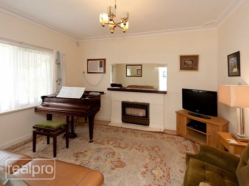 66 Henning Crescent, Manning WA 6152