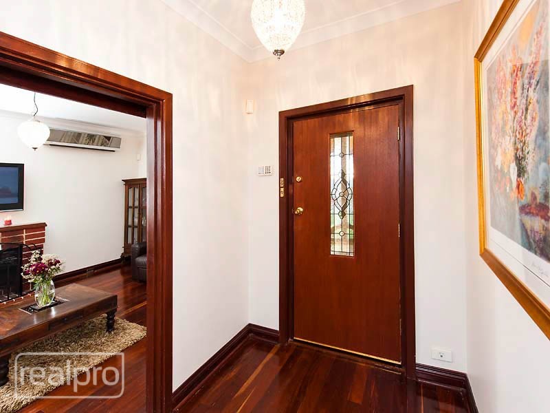 10 Bradshaw Crescent, Manning WA 6152