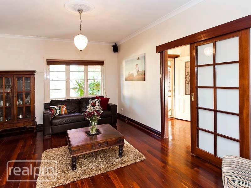 10 Bradshaw Crescent, Manning WA 6152