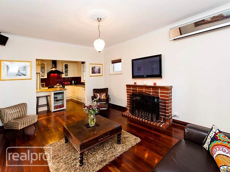 10 Bradshaw Crescent, Manning WA 6152