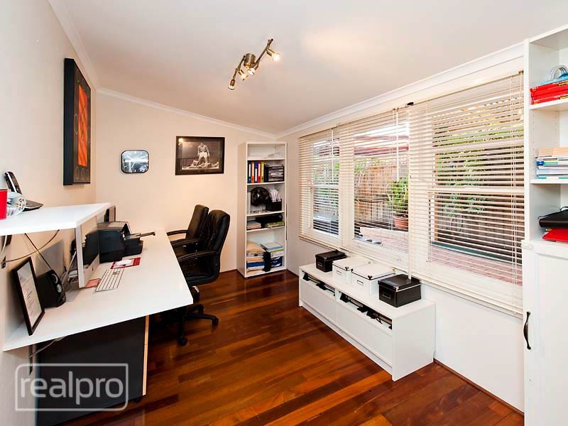 10 Bradshaw Crescent, Manning WA 6152