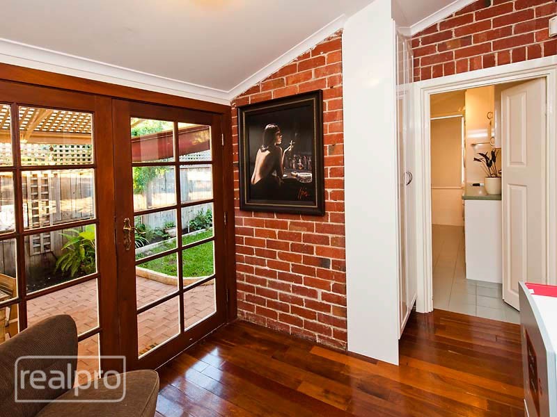 10 Bradshaw Crescent, Manning WA 6152