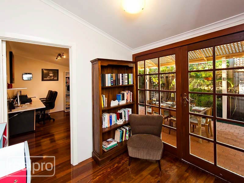 10 Bradshaw Crescent, Manning WA 6152