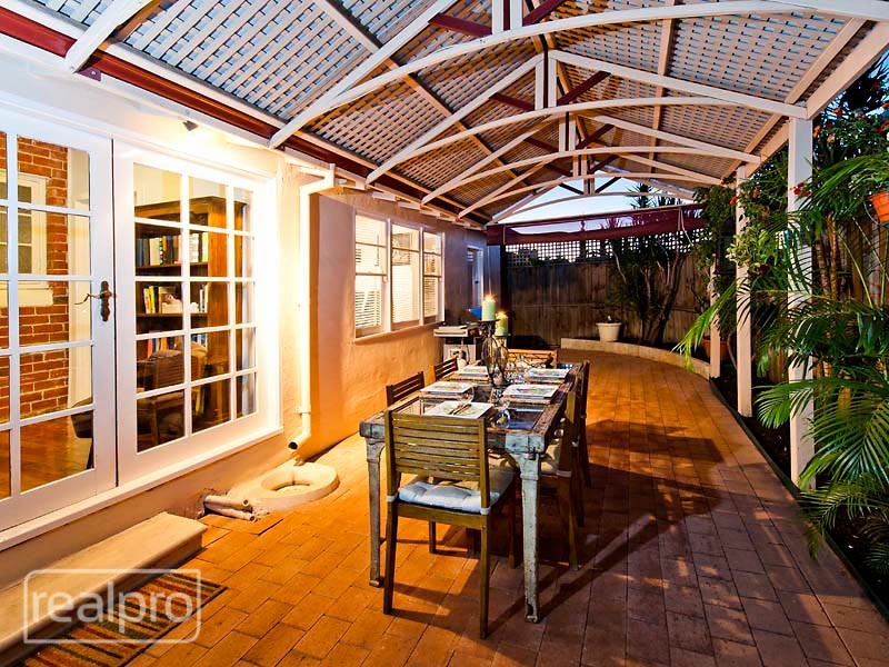 10 Bradshaw Crescent, Manning WA 6152