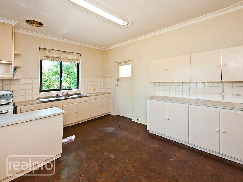 32 Bickley Crescent, Manning WA 6152