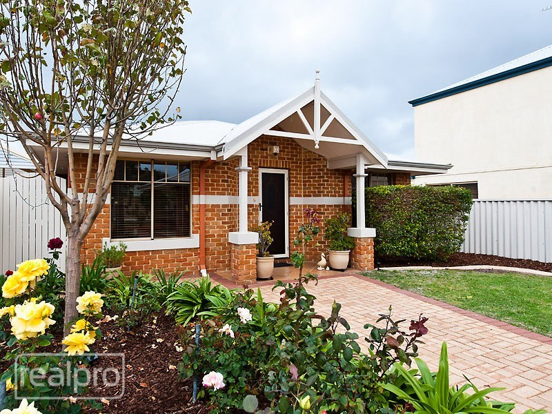 18 Cornish Crescent, Manning WA 6152