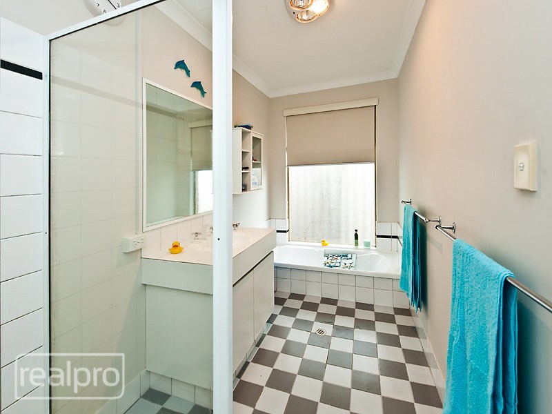 18 Cornish Crescent, Manning WA 6152