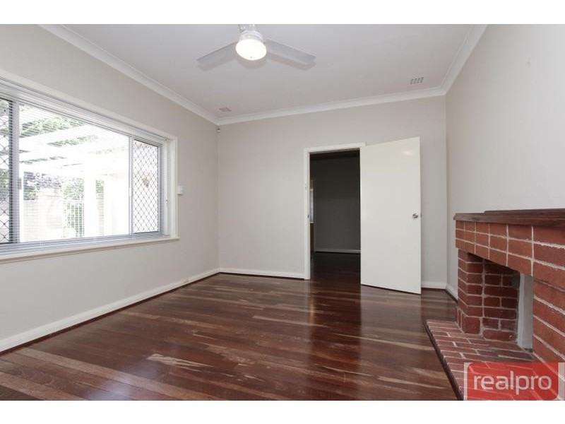 2 Henning Crescent, Manning WA 6152