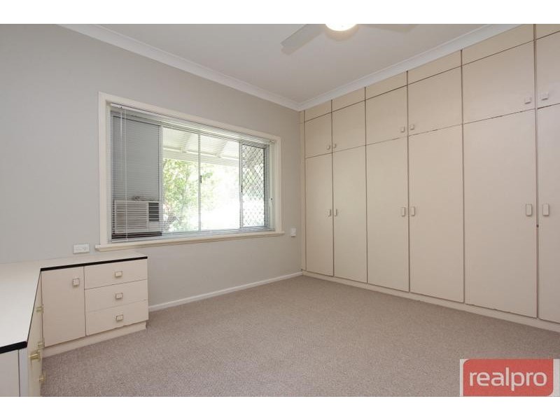 2 Henning Crescent, Manning WA 6152