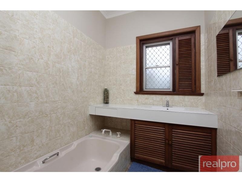 2 Henning Crescent, Manning WA 6152