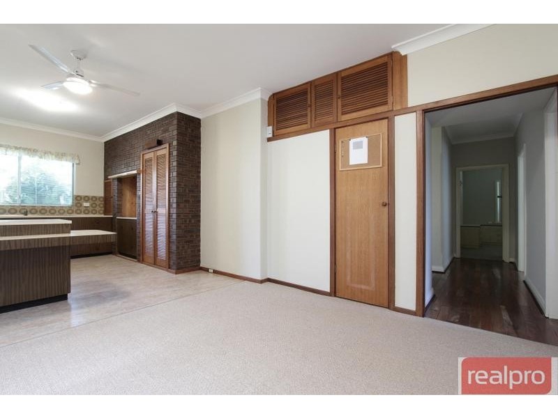 2 Henning Crescent, Manning WA 6152